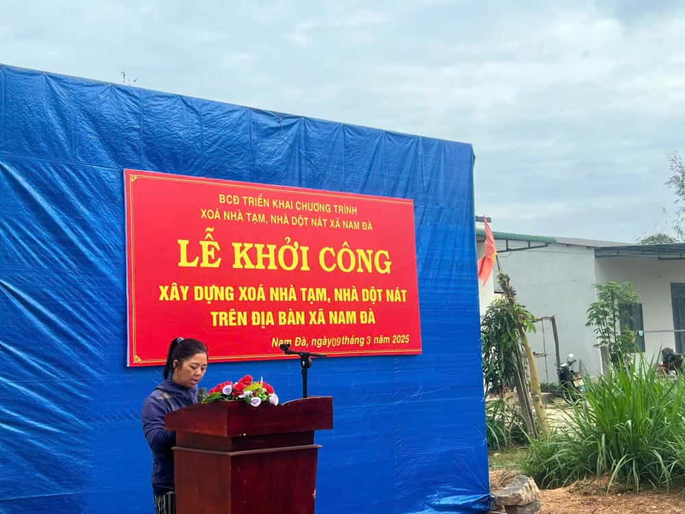 Đại diện cho 8 hộ dân được hỗ trợ làm nhà trong đợt 1, bà Hường, thôn Nam Thuận bày tỏ sự vui mừng. Ảnh: Thanh Tuấn 