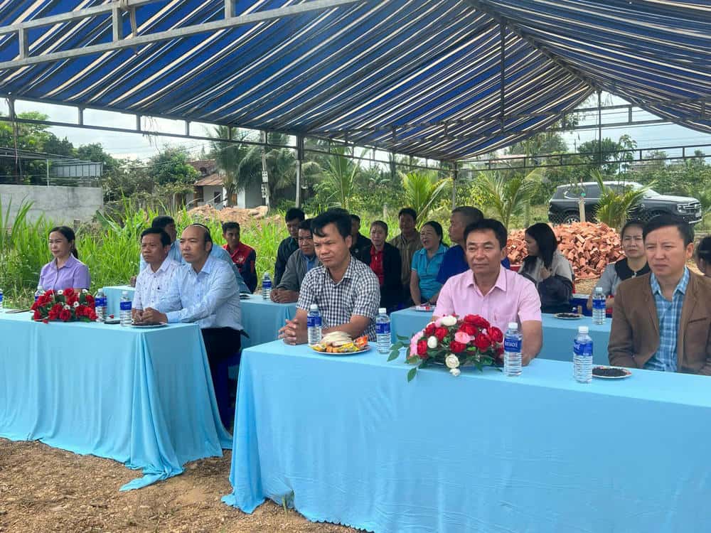 Chính quyền địa phương, đại diện các đơn vị tài trợ tại buổi lễ khởi công xoá nhà tạm. Ảnh: Thanh Tuấn 