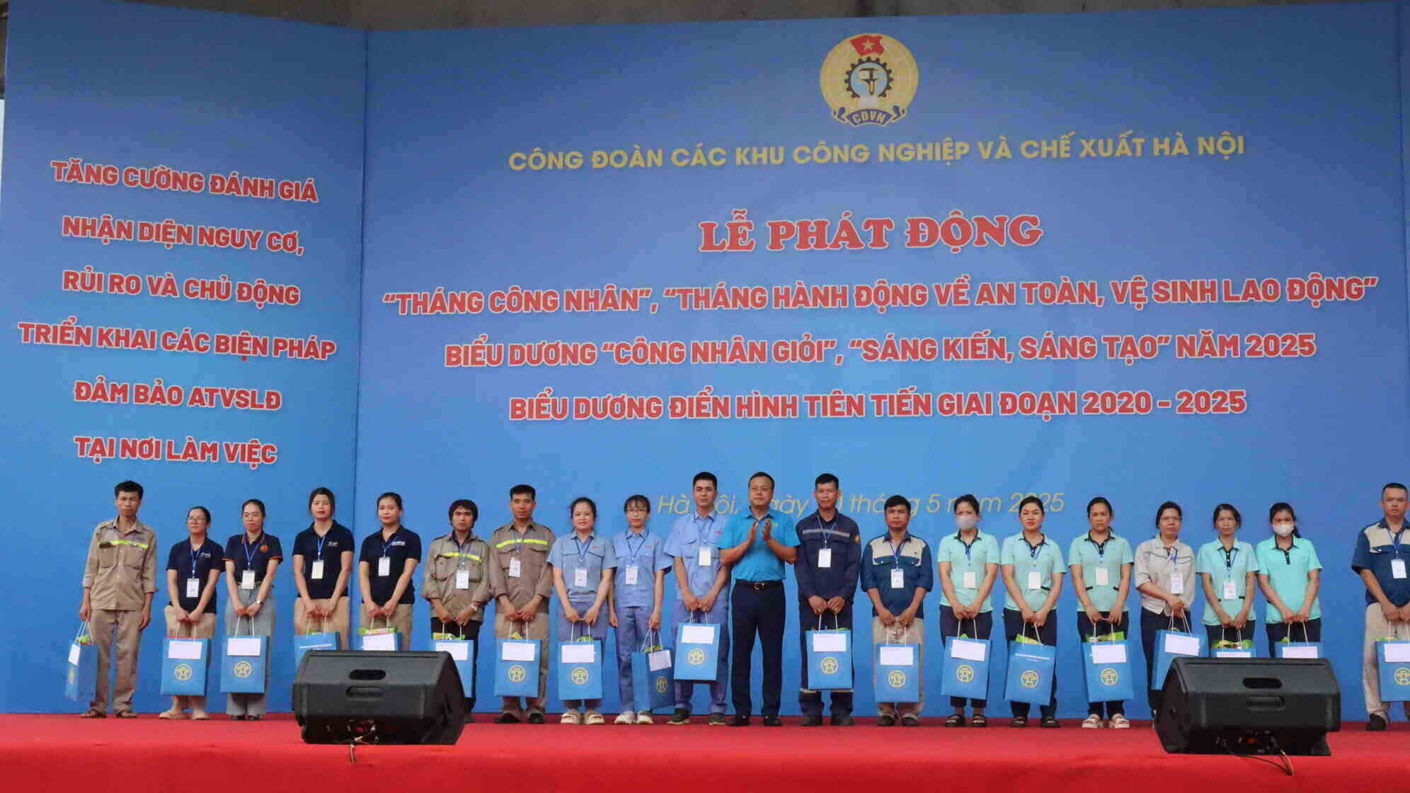 Awarding support at the Launching Ceremony of the Labor Day and the Month of Action on Occupational Safety and Health organized by the Hanoi Industrial and Export Processing Zones Trade Union. Photo: Sinh Vu
