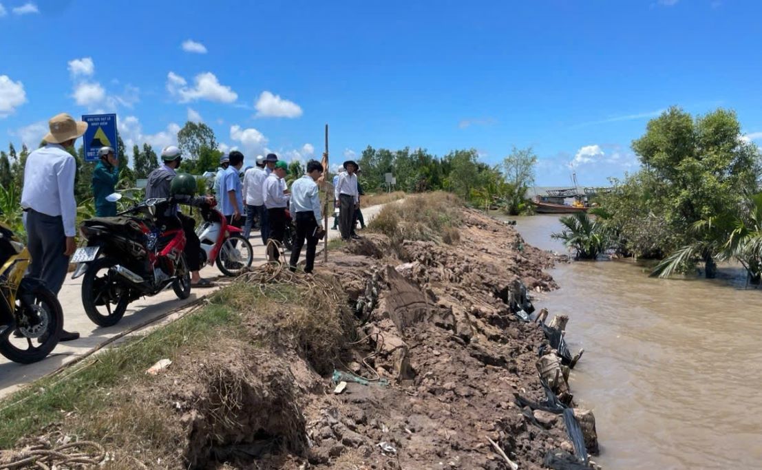 Doan cong tac kiem tra khu vuc sat lo tren tuyen de bao ta, huu huyen Cu Lao Dung (tinh Soc Trang). Anh: Van Dac