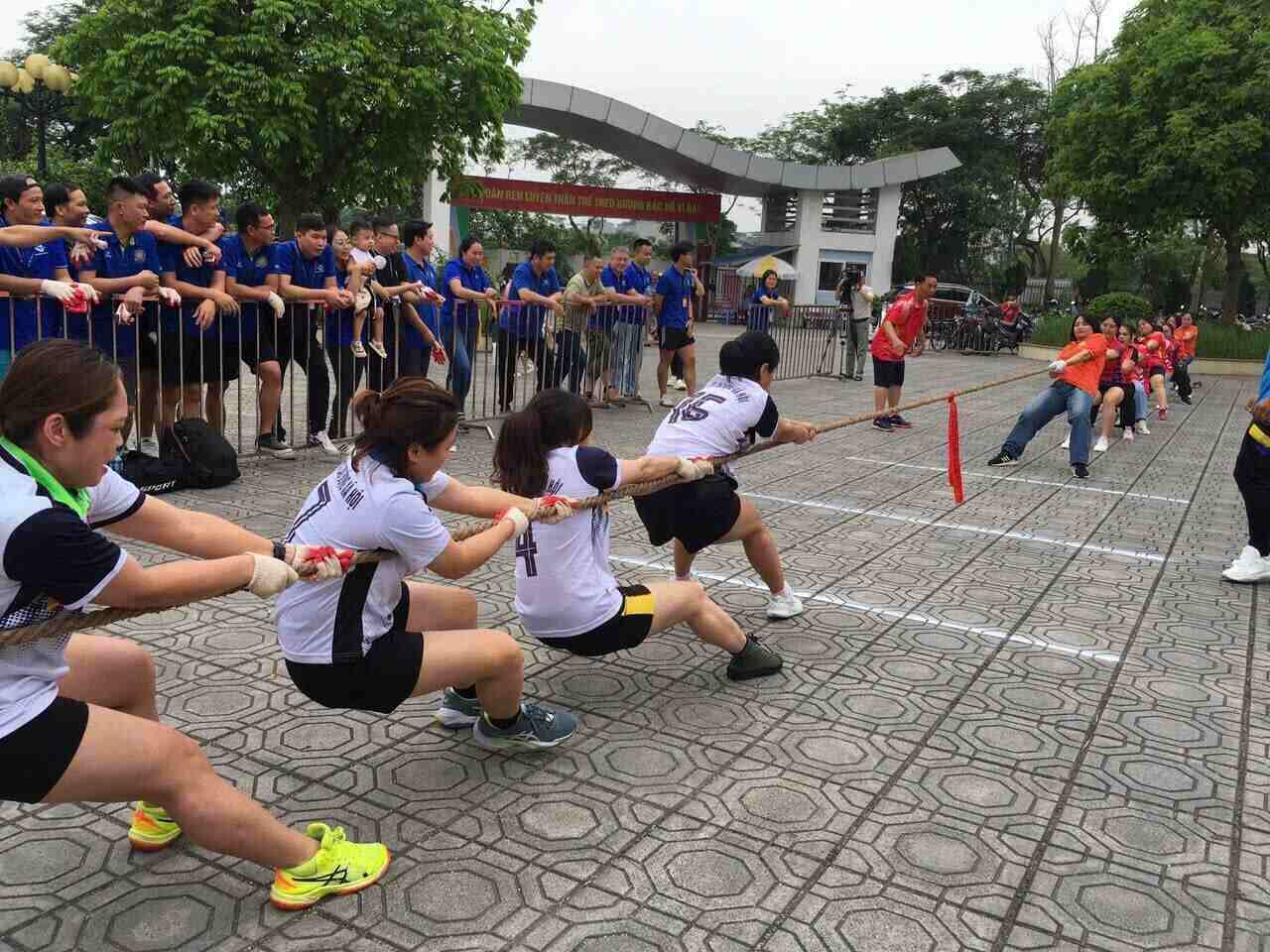 Athletes compete in the Final round of the Sports Festival for cadres, lecturers, and workers of Hanoi universities and colleges in 2025. Photo: Ngoc Anh