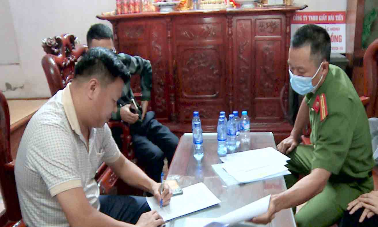 The paper production facility in Phong Khe ward (Bac Ninh city) wrote a letter requesting to stop operations. Photo: Dang Hoa