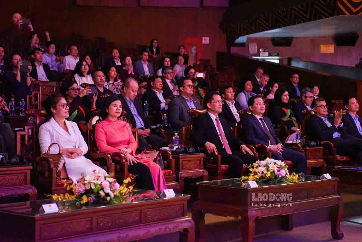 Lanh dao tinh Bac Ninh va cac doan khach ngoai giao quoc te thuong thuc Quan ho tai Nha hat dan ca Quan ho Bac Ninh. Anh: Van Truong