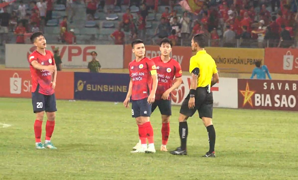 Quang Hai and the Hanoi Police team reacted to the referee. Photo cut from video
