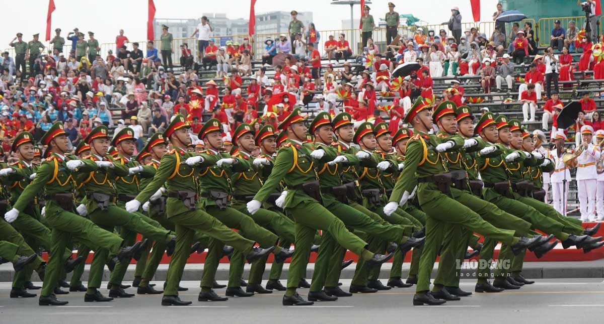 Commending the military tour program, traveling to welcome the 70th anniversary of Hai Phong Liberation. Photo: Mai Dung