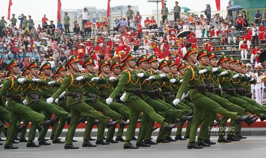 Buổi tổng duyệt chương trình duyệt đội ngũ, diễu hành chào mừng kỉ niệm 70 năm Giải phóng Hải Phòng. Ảnh: Mai Dung