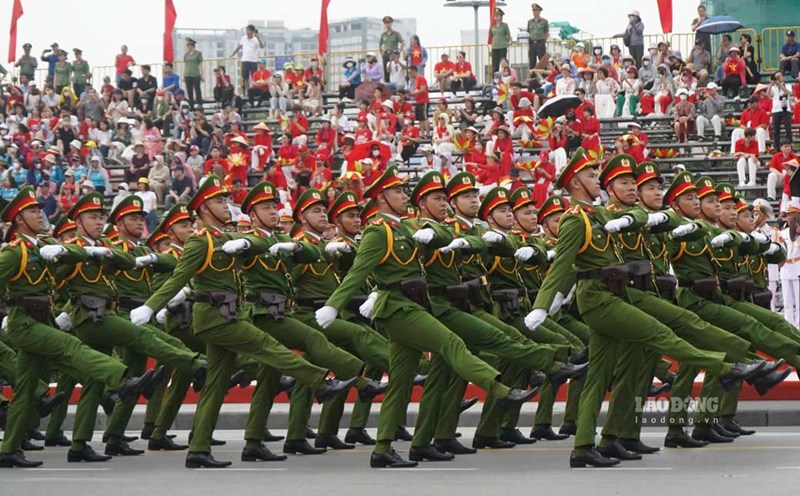 Commending the military tour program, traveling to welcome the 70th anniversary of Hai Phong Liberation. Photo: Mai Dung