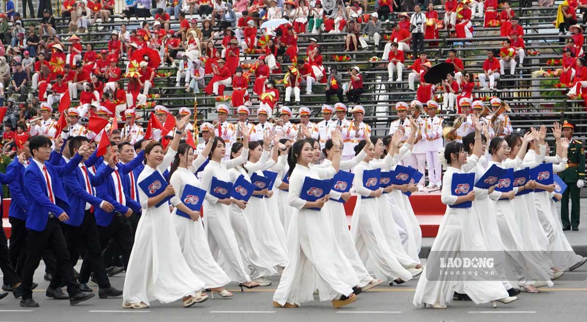 21 khoi dieu hanh quan chung gom khoi cong – nong – binh, tri thuc, sinh vien hoc sinh, khoi cac van nghe si, khoi trinh dien ao dai, quoc phuc... Chuong trinh duyet doi ngu, dieu hanh quan chung nham bieu duong suc manh, tinh than doan ket cua luc luong vu trang va nhan dan Hai Phong, huong toi le ki niem 70 nam ngay Giai phong thanh pho.