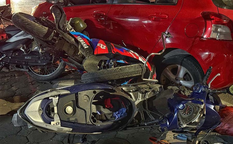 The scene of the car crashing into many motorbikes. Photo: Manh Hieu