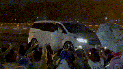 Anh Tu brave the rain to greet Anh trai say hi fans at My Dinh at 2am