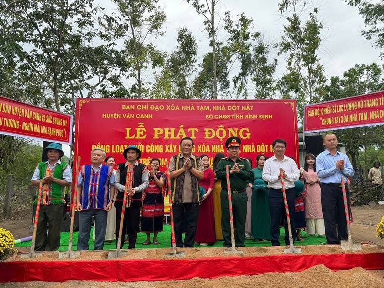 Lanh dao tinh Binh Dinh tham gia khoi cong xoa nha tam, nha dot nat tren dia ban huyen Van Canh. Anh: VGP