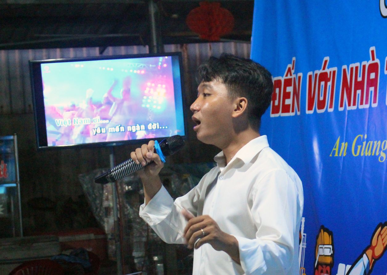 Cong nhan hao hung tham gia sinh hoat van nghe voi nhieu bai hat soi dong, giau y nghia ca ngoi que huong, dat nuoc... Anh: Thanh Mai