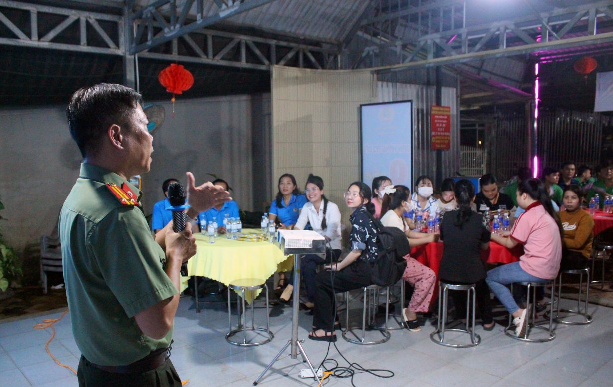 Dip nay chuong trinh den voi nha tro cong nhan con ket hop Cong an tinh An Giang pho bien, tuyen truyen ve moi nguy hai cua ma tuy, an toan giao thong, an ninh trat tu trong khu vuc nha tro... Anh: Thanh Mai  