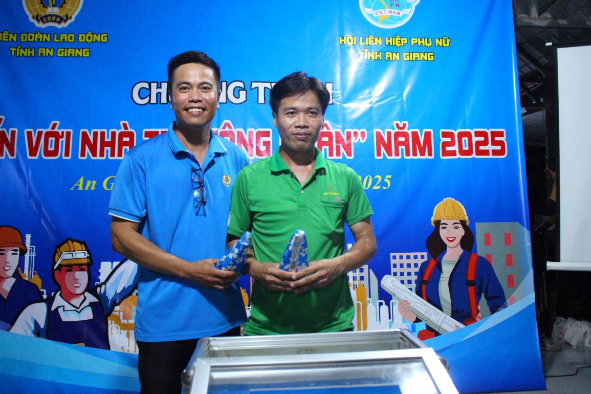 Tang thuong cho cong nhan, nguoi lao dong may man trong chuong trinh boc tham trung thuong. Anh: Thanh Mai