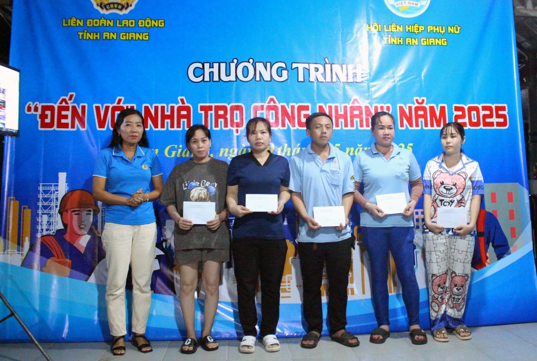 Dip nay LDLD tinh cung to chuc trao ho tro cho doan vien co hoan canh kho khan. Anh: Thanh Mai