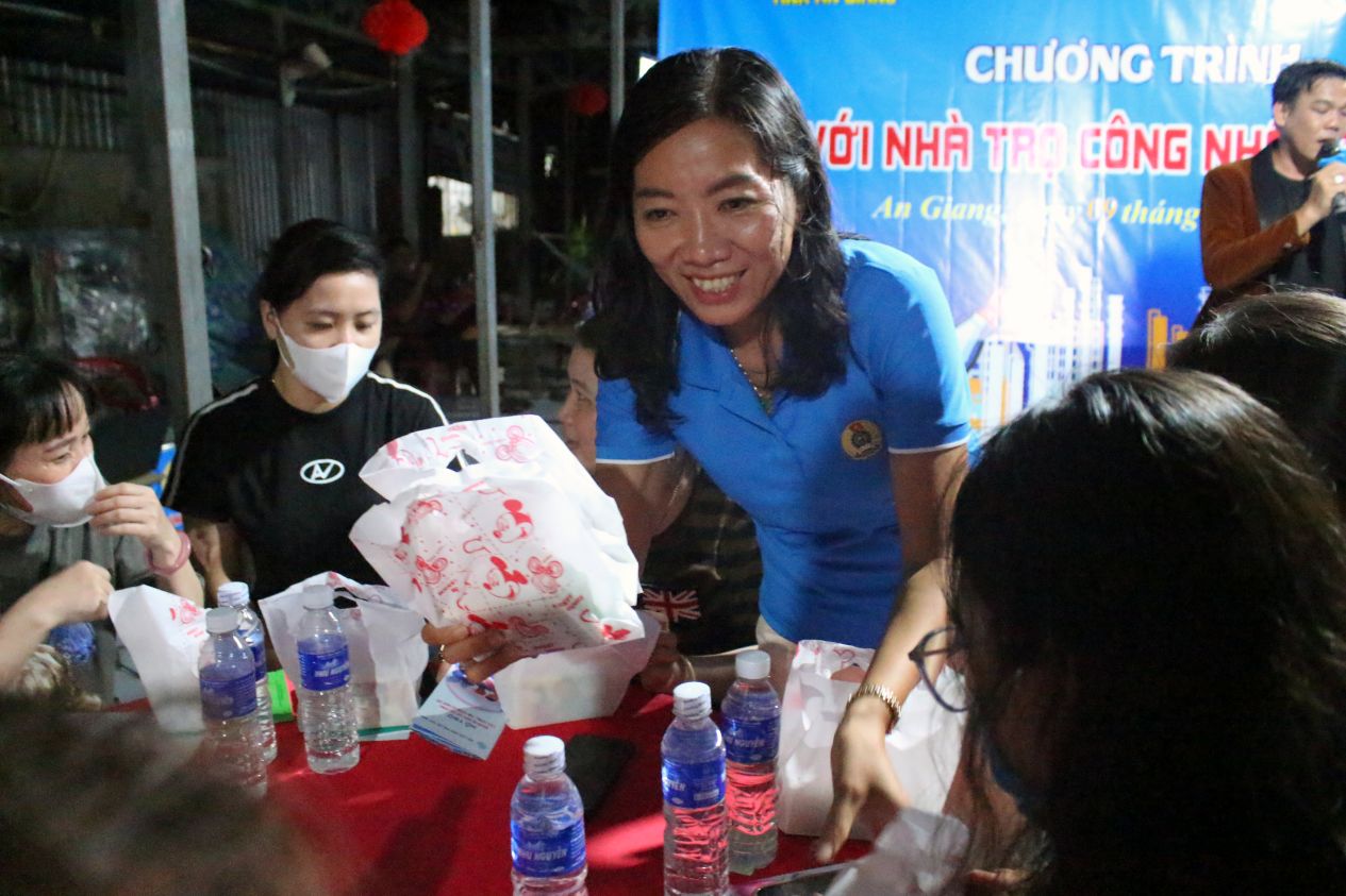 Cung nhu den tan noi tang qua cho tat ca cong nhan, nguoi lao dong tham gia chuong trinh. Anh: Thanh Mai
