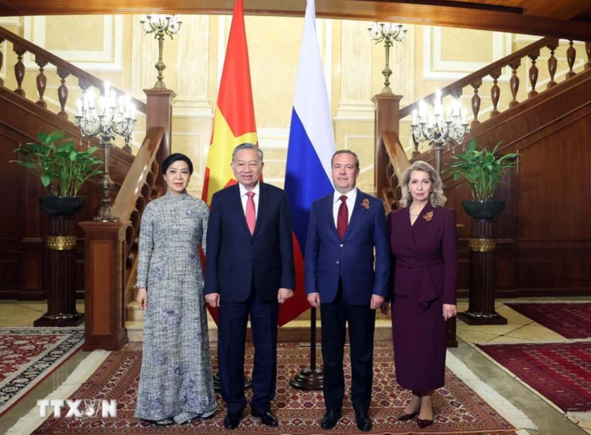 General Secretary To Lam and his wife with President of the United Russia Party Committee, Vice Chairman of the Russian Federal Security Council Dmitry Medvedev and his wife. Photo: VNA