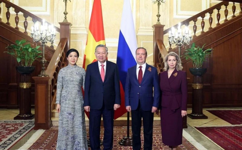 General Secretary To Lam and his wife with President of the United Russia Party Committee, Vice Chairman of the Russian Federal Security Council Dmitry Medvedev and his wife. Photo: VNA