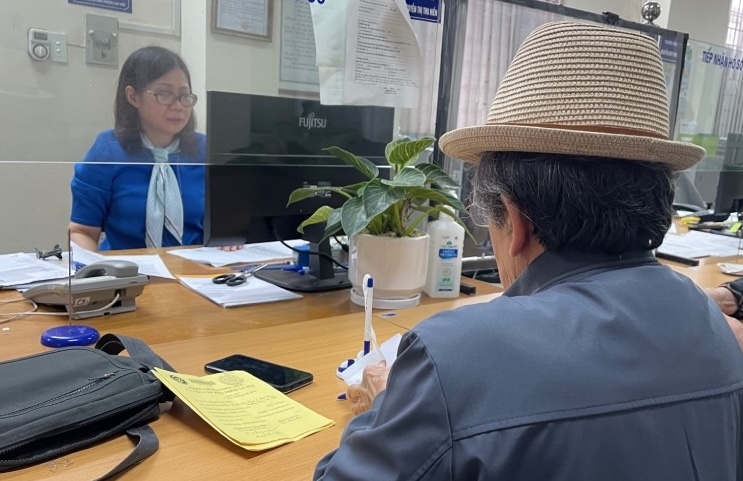 Los funcionarios de la Oficina de Seguridad Social asesoran a la gente sobre el regimen de pensiones. Imagen: Ha Ang