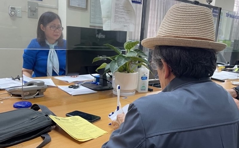 Social insurance officers advise people on pension regimes. Photo: Ha Anh