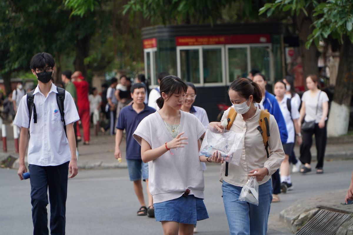 Phụ huynh đồng hành cùng các thí sinh trong các hoạt động. Ảnh: Anh Đức