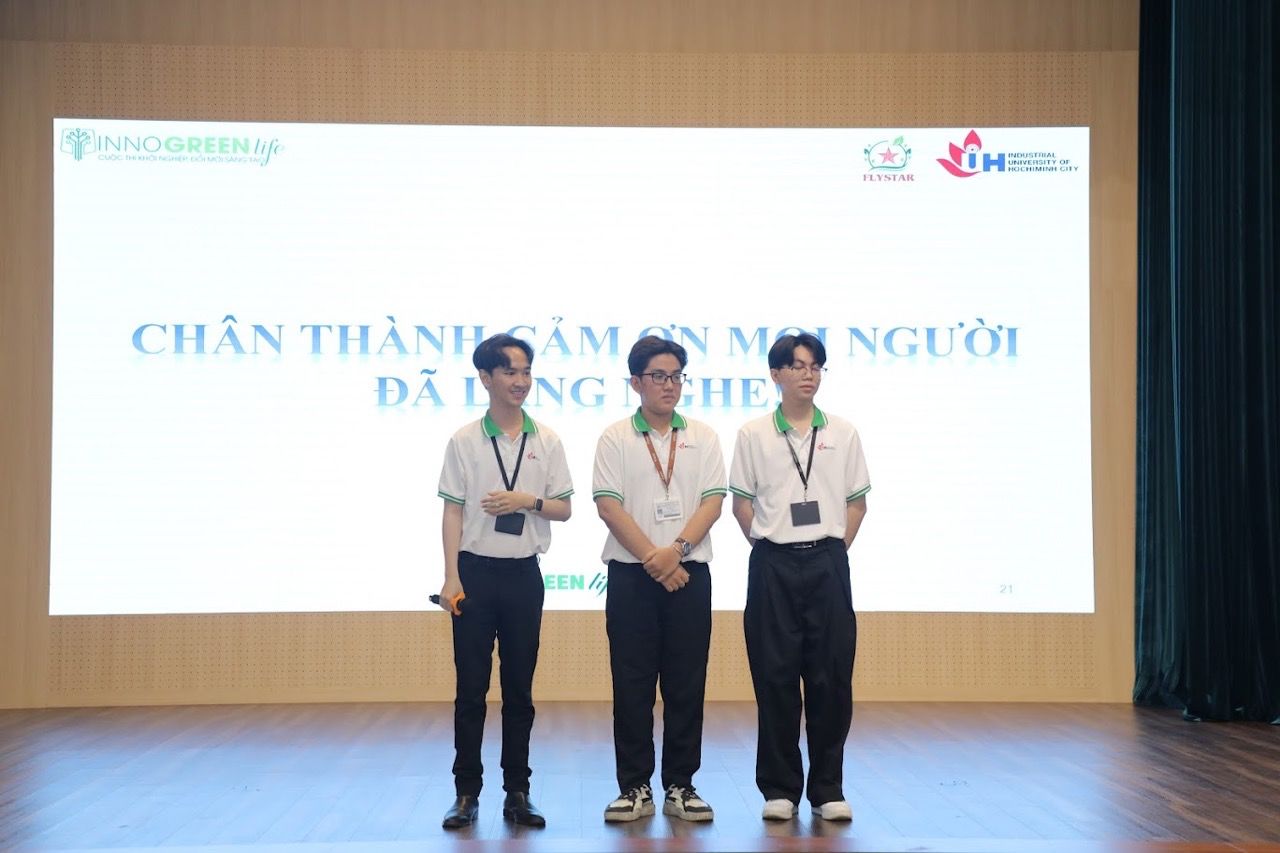 Nhom sinh vien trinh bay du an “Xay dung ung dung cham cong dua tren nhan dien khuon mat va dinh vi nguoi dung”-Du an doat giai nhat cuoc thi.