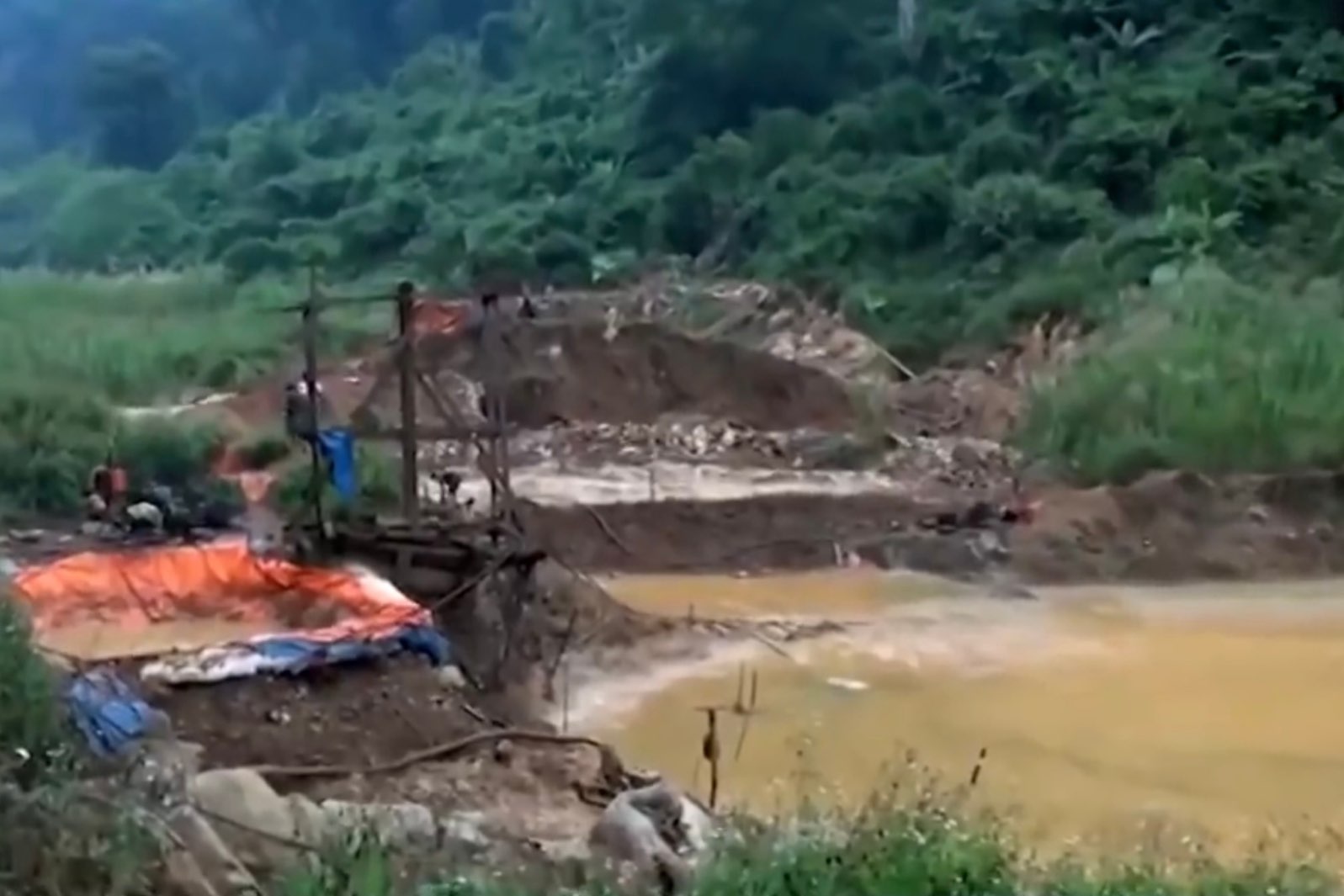 Một điểm khai thác vàng trái phép tại Khu bảo tồn thiên nhiên Kim Hỷ (Na Rì, Bắc Kạn) bị phát hiện hồi năm 2018. Ảnh: Nguyễn Sơn.