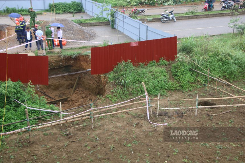 Xung quanh hố tử thần xuất hiện nhiều điểm sụt lún. Ảnh: Nguyễn Hoàn.