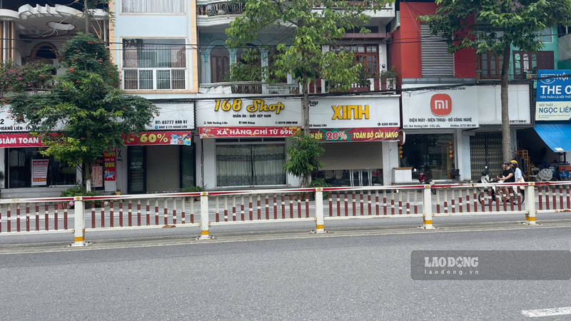 Hang loat cua hang bat ngo dong cua giua cao diem kiem tra hang hoa. Anh: Dinh Dai