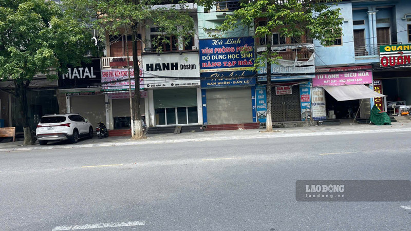Mot so nguoi dan cho nguyen nhan cac cua hang dong loat dong cua la de tranh bi kiem tra. Anh: Dinh Dai