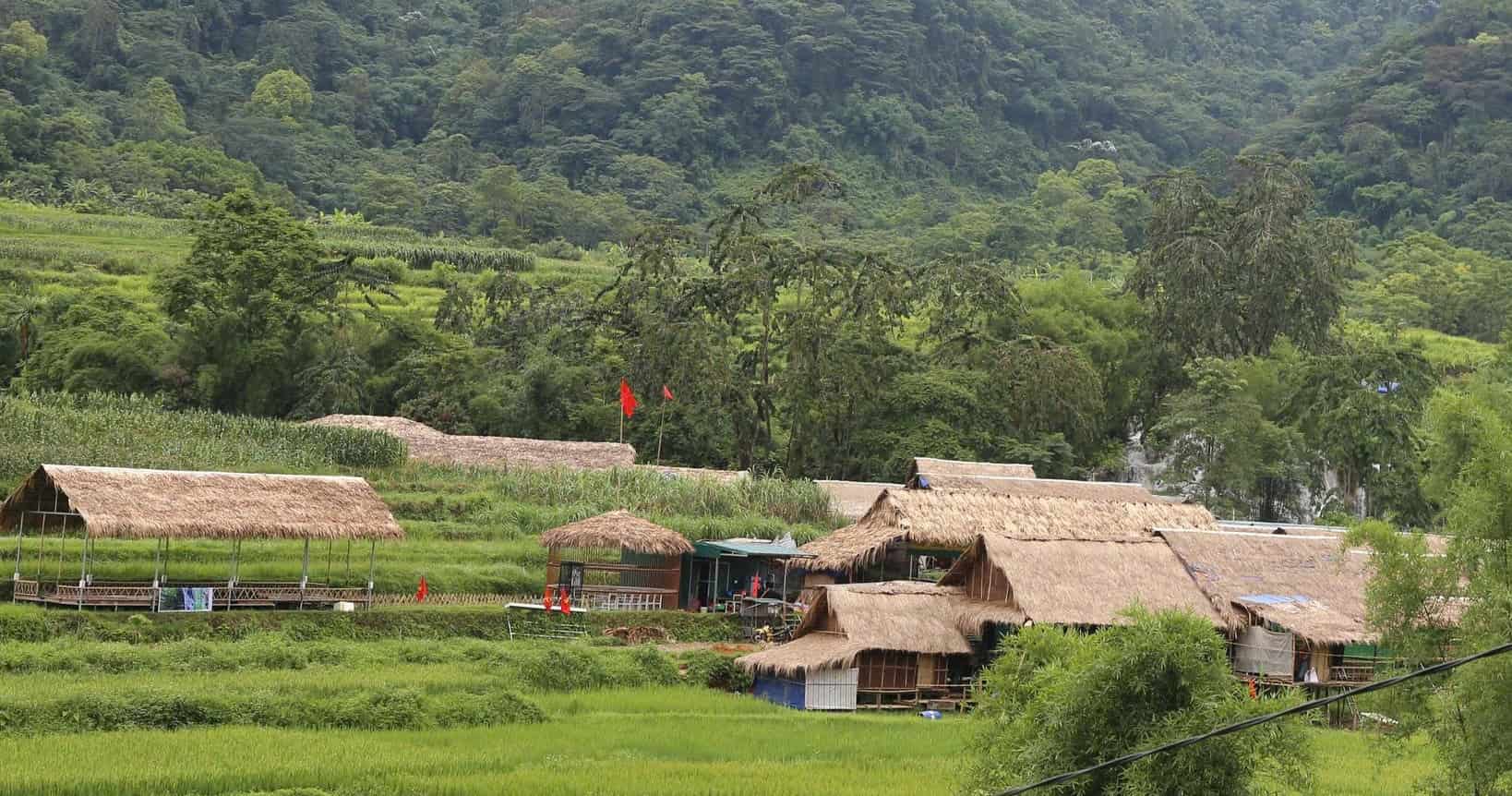 Nhieu choi, lan duoc nguoi dan dung len de phuc vu du khach tai khu vuc Thac Trang. Anh: Minh Nguyen