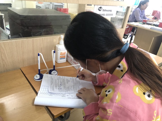 Los trabajadores se preguntan sobre el acuerdo de examen medico y regimen de tratamiento cuando la direccion no coincide con el lugar de registro de la tarjeta de seguro de salud original despues de la fusion. Foto: Que Chi