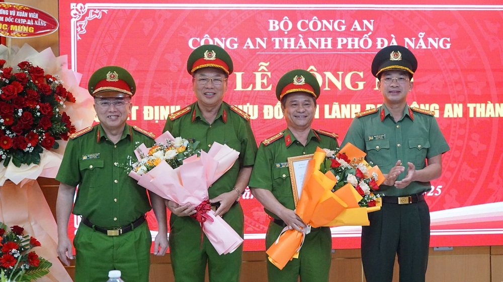 2 Deputy Directors of Da Nang City Police retired before the service age limit. Photo: danang.gov.vn