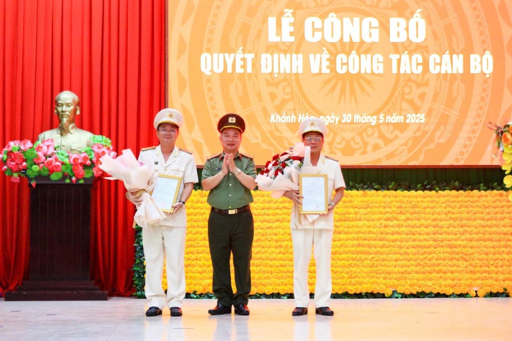 Dai ta Nguyen Huu Phuoc - Bi thu Dang uy, Giam doc Cong an tinh Khanh Hoa trao quyet dinh nghi huu truoc han tuoi phuc vu cho 2 Pho Giam doc. Anh: Cong an Khanh Hoa