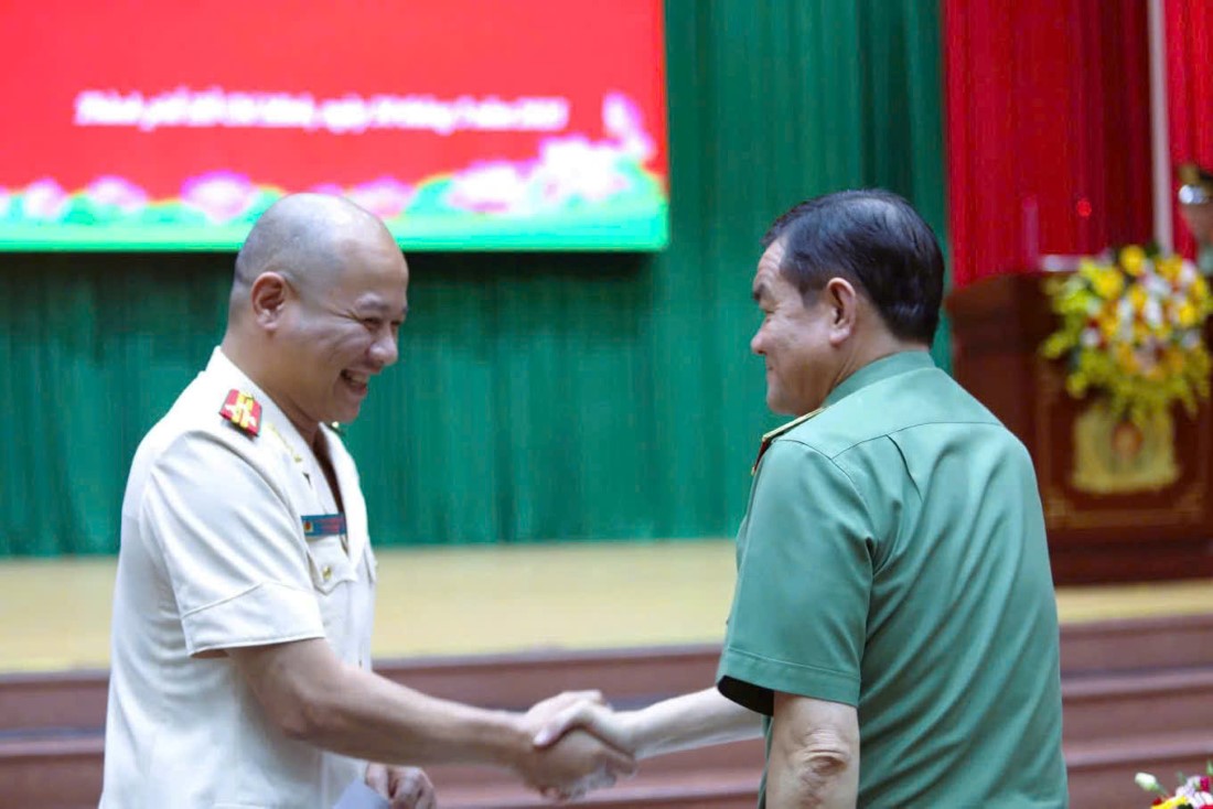 Lieutenant General Le Hong Nam - Director of Ho Chi Minh City Police congratulated Lieutenant Colonel Nguyen Thanh Hung (left) on his promotion. Photo: Provided by the police.