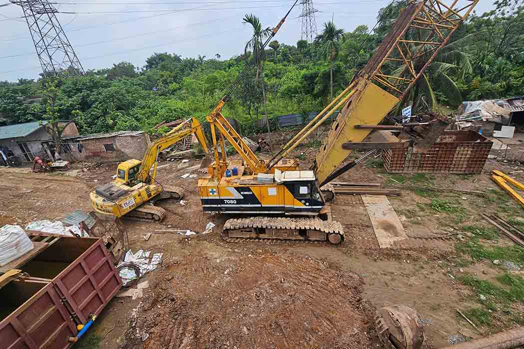 Máy móc tập kết chuẩn bị thi công cầu Mai Lĩnh. Ảnh: Hữu Chánh 