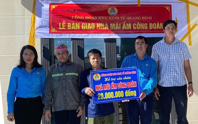 Bàn giao 2 nhà Mái ấm Công đoàn cho đoàn viên khó khăn tại Quảng Bình