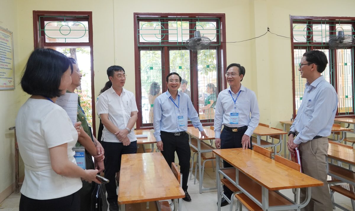 Los lideres de la provincia de Quang Binh verificaron los lugares de los examenes para el examen del decimo grado para el año escolar 2025-2026 en la localidad. Foto: Xuan Thi