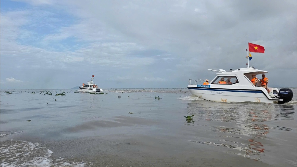 Traffic police forces are deployed on rivers to control vehicles with pumping, suction and sand and gravel transportation equipment in the entire Kien Giang province. Photo: Van Vu