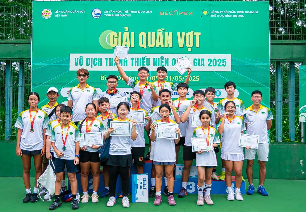 El Premio Nacional de Tenis Juvenil de 2025 acaba de terminar en Binh Duong, presenciando el surgimiento de la delegacion de la ciudad de Ho Chi Minh. Foto: VTF