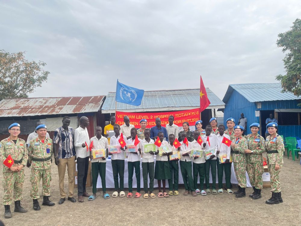 Chiến sĩ mũ nồi xanh Việt Nam tặng quà cho trẻ em ở Nam Sudan. Ảnh: Bệnh viện dã chiến 2.6