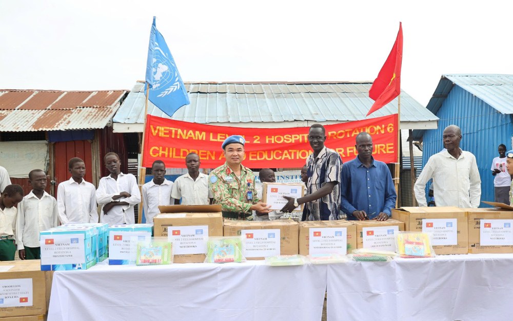 Officers and soldiers of Vietnam's Level 2 Field Hospital No. 6 presented gifts to children in South Sudan on the occasion of International Children's Day (1.6). Photo:field Hospital 2.6.