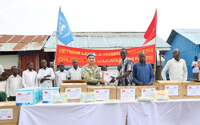 Chiến sĩ mũ nồi xanh Việt Nam tặng quà cho trẻ em Nam Sudan nhân ngày 1.6