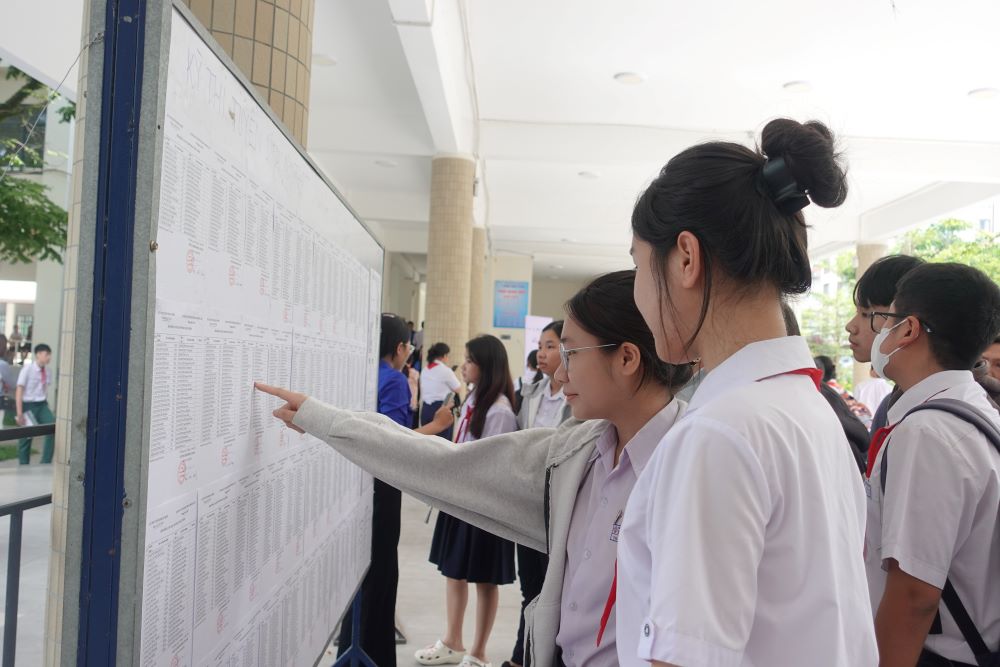 Los candidatos de Da Nang llegan a la puntuacion de la prueba de informacion, escuchando popularidad antes de ingresar al examen de ingreso de la escuela secundaria de decimo grado. Foto: Tran Thi