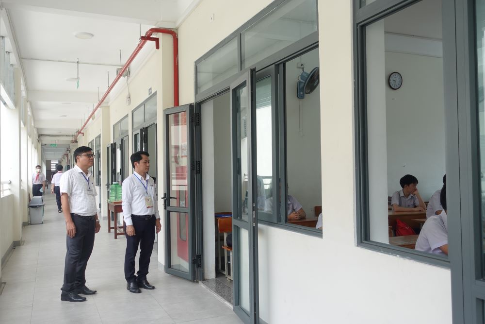 Ông Phạm Tấn Thụy - Phó Giám đốc Sở Giáo dục và Đào tạo kiểm tra phòng thi. Ảnh: Trần Thi