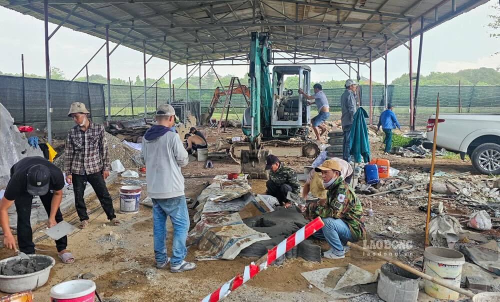 Cac vat lieu khong can thiet da duoc di doi, cong nhan dang trien khai cong viec moi ben trong xuong.