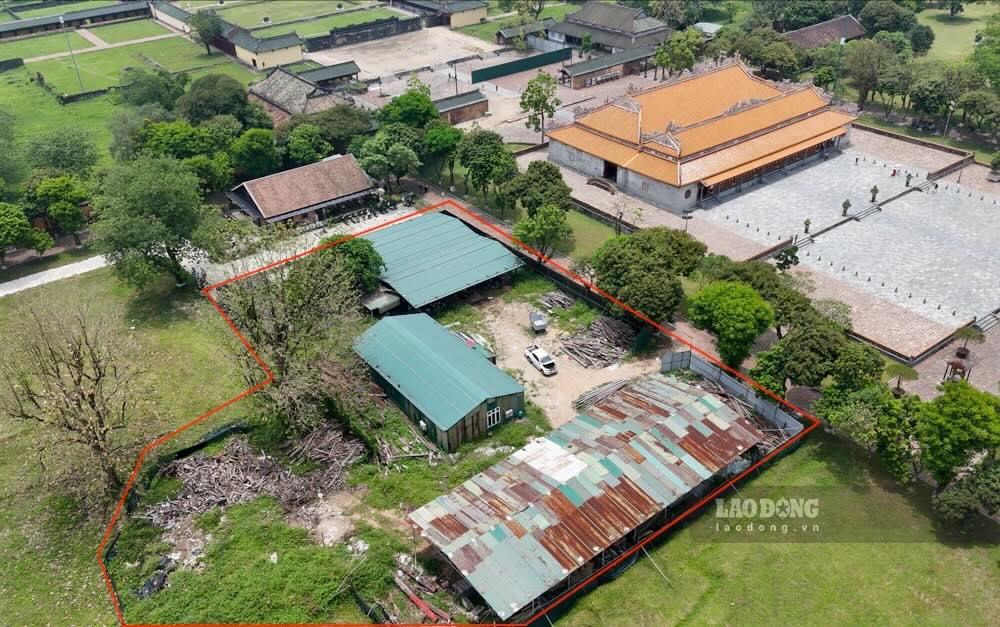 Ngay 1.6. lanh dao Trung tam Bao ton Di tich Co do Hue (Trung tam) cho biet, truoc thuc trang nhech nhac o khu nha xuong, lan trai phuc vu cong tac trung tu dien Thai Hoa ma Bao Lao Dong da phan anh, don vi da yeu cau chan chinh.