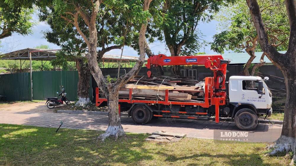 Ghi nhan cua PV sau khi phan anh, hien cac ben lien quan da tien hanh thao do nhung hang muc khong can thiet, don dep nhung vat lieu xay dung, nhung cau kien cu cua dien Thai Hoa ra ben ngoai. He thong rao chan khu xuong cung da duoc sua sang gon gang.