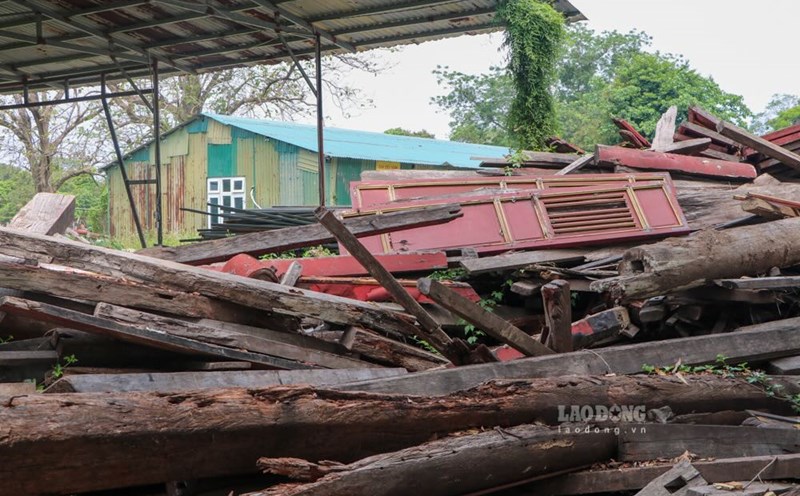 Cleaning up the shabby factory in Hue Imperial City after Lao Dong's reflection. Photo: Nguyen Luan