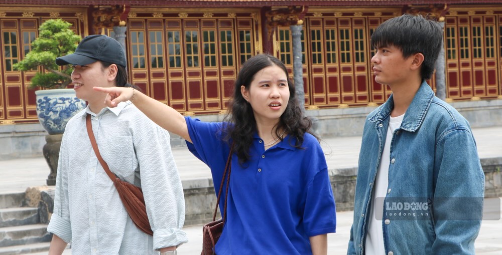 Chi Vo Thi Xuan Thao (giua) - Du khach den tu TP.Ho Chi Minh chia se, trai nghiem tham quan dien Thai Hoa cua chi kha an tuong boi ve dep cua cung dien nay. Tuy nhien, chi hoang mang khi co mot nha xuong nhech nhac trong Dai Noi. “Theo ca nhan cua toi, nha xuong nay khong phu hop voi khong gian tai day. Toi muon ben quan ly se giai toa nha xuong di noi khac, de tra lai khong gian cho di tich” – chi Thao bay to.